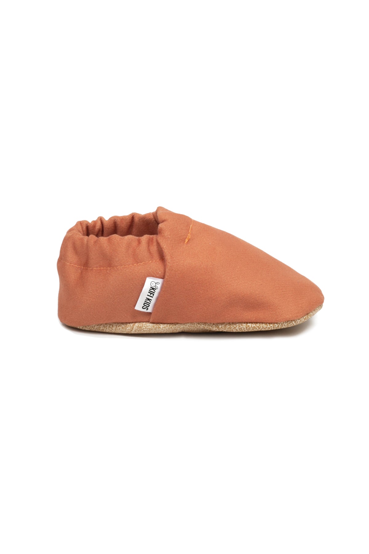 Soft organic cotton baby shoes in caramel design, perfect for first walkers and little explorers.