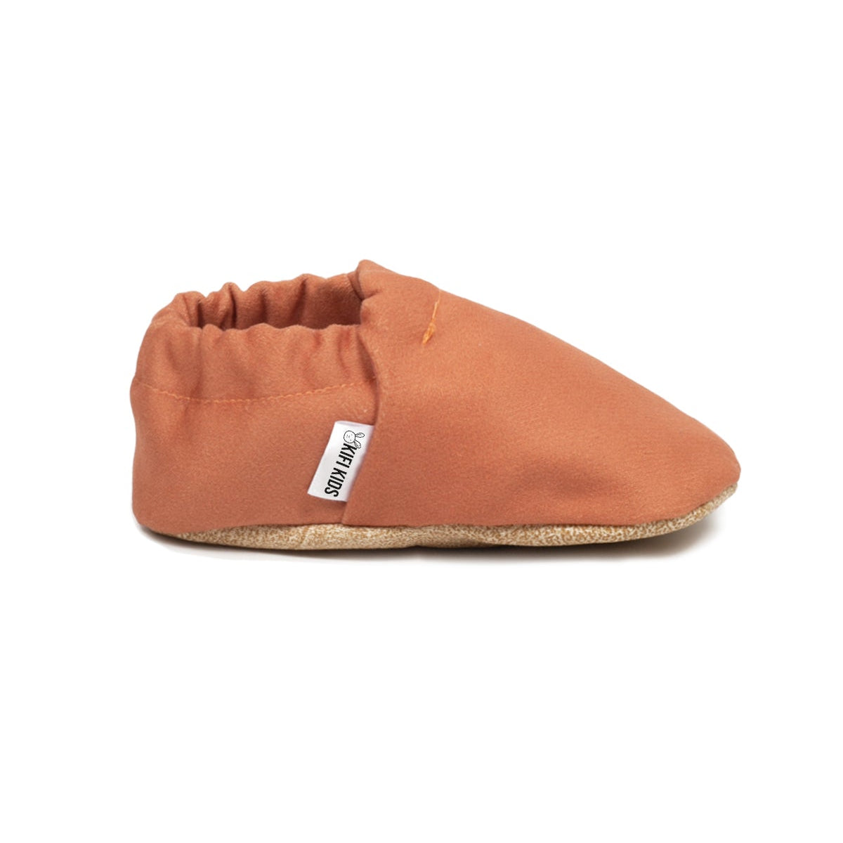 Soft organic cotton baby shoes in caramel design, perfect for first walkers and little explorers.