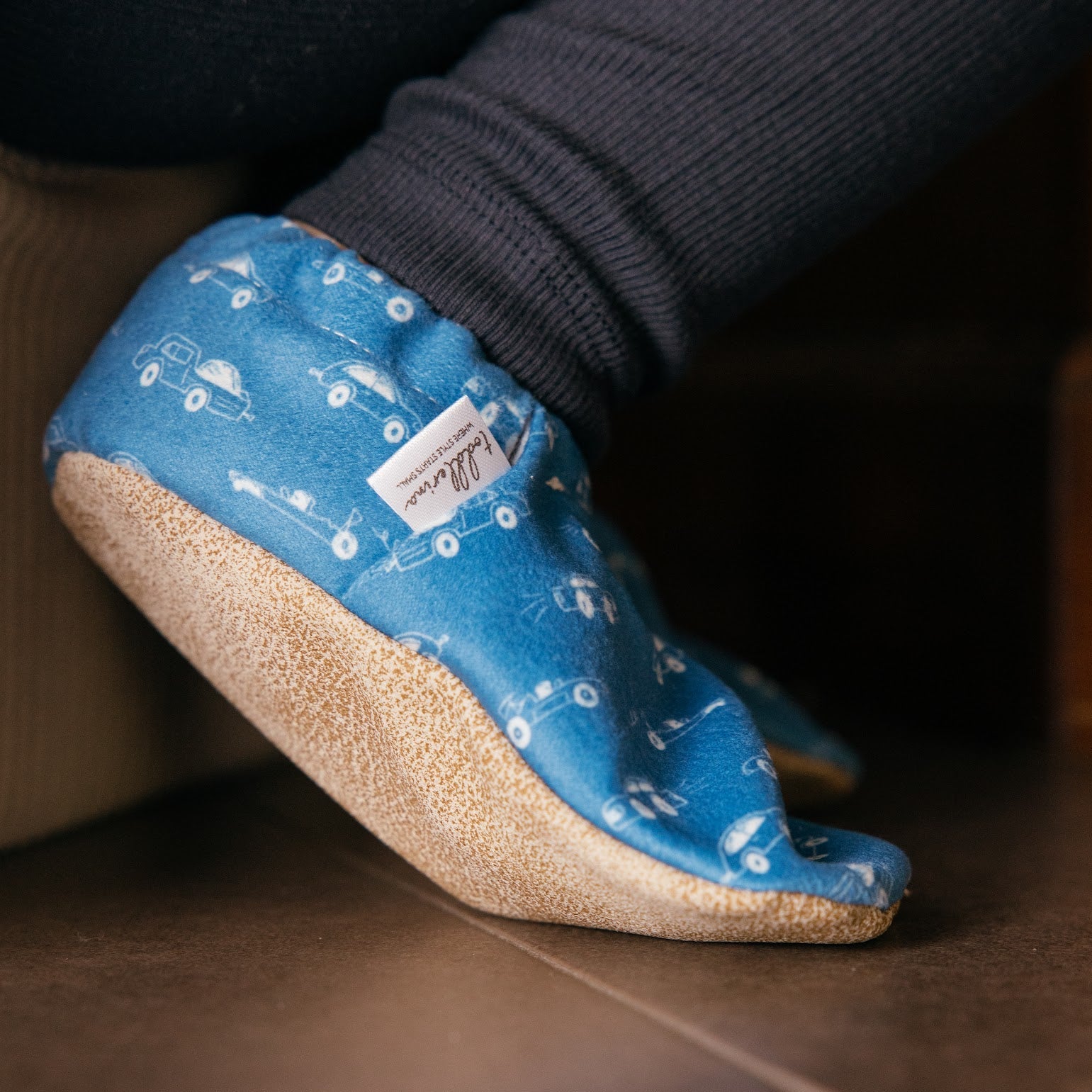 Chaussons pour bébé souples avec une semelle flexible antidérapante offrant stabilité sur les surfaces glissantes et humides.