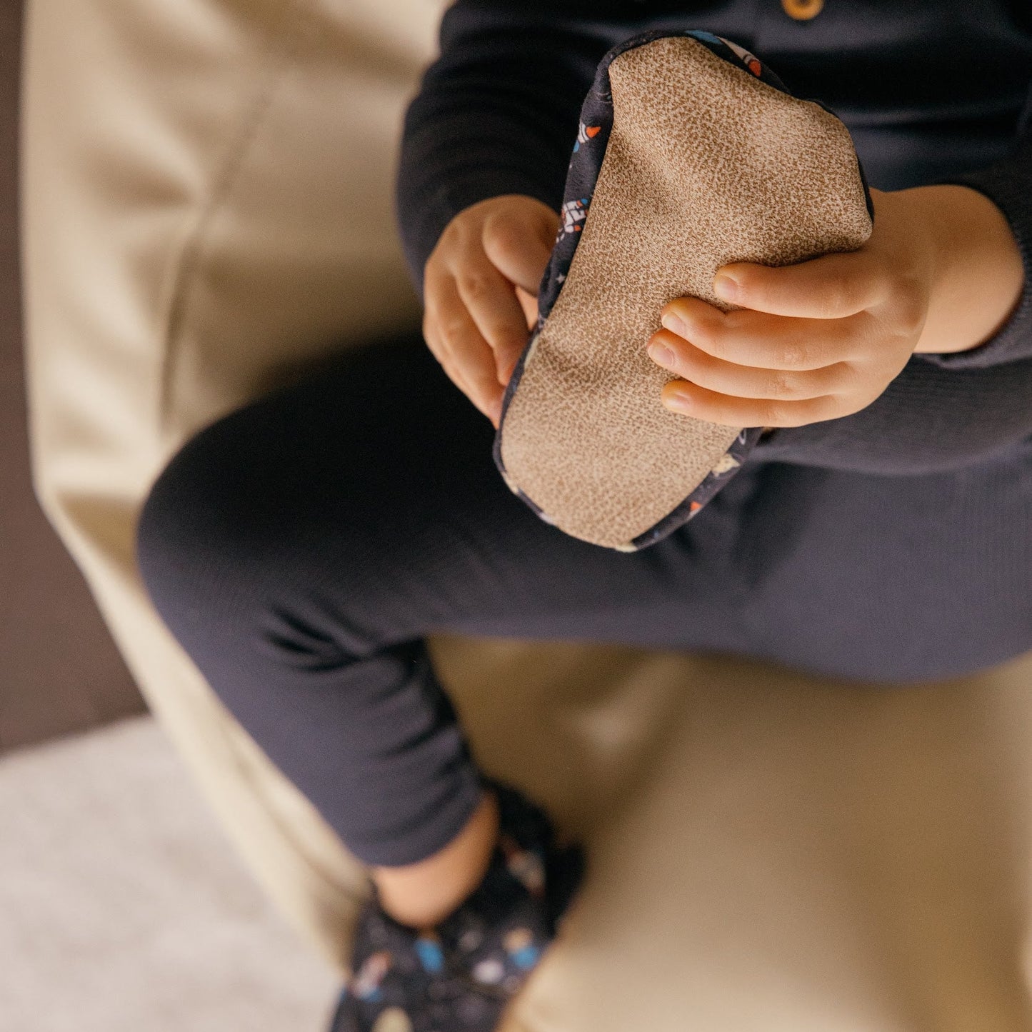 Chaussons pour premiers pas bébé et enfant au motif espace avec fusées, étoiles et planètes