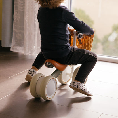 Chaussons bébé avec des animaux vêtus de costumes de super-héros sur un fond blanc.