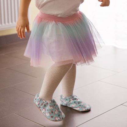 Chaussons pour bébé souples avec un joli motif de licornes et de fleurs roses sur un tissu vert menthe, parfaits pour les petites filles et les tout-petits.